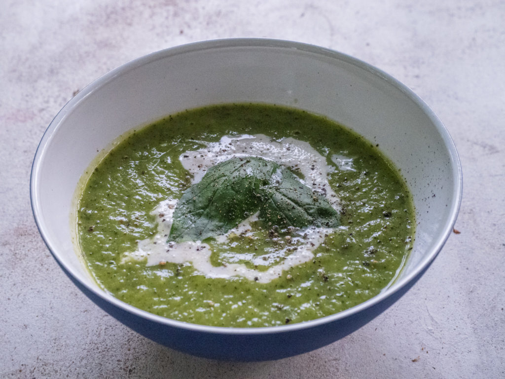 Bol de velouté de courgette