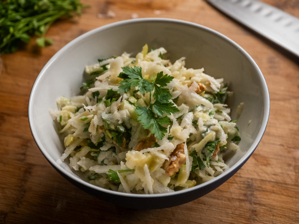 Bol de salade de radis noir