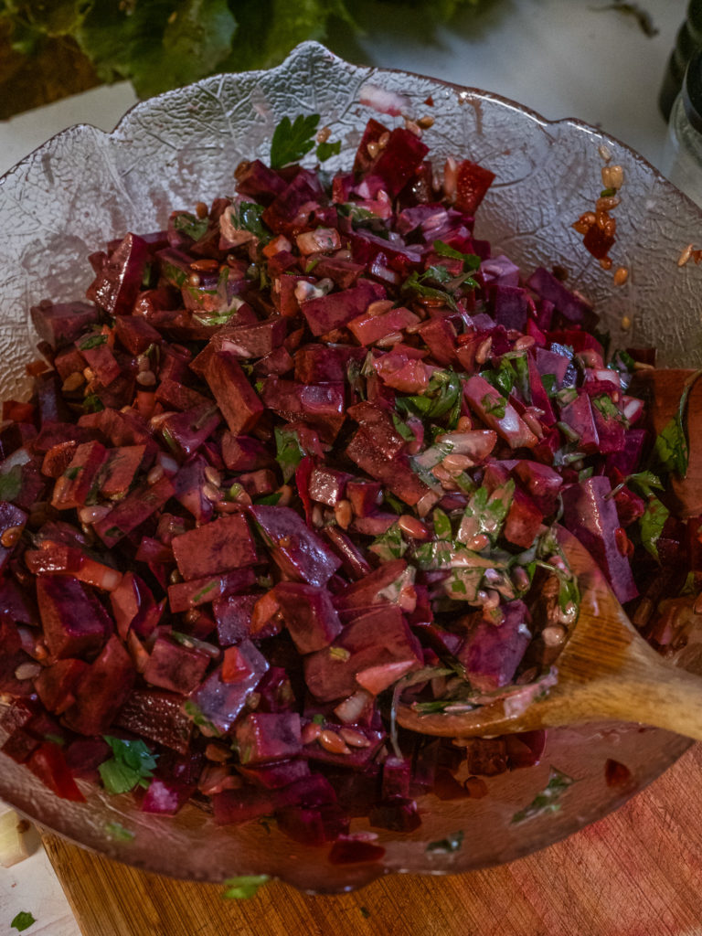 Salade de betterave dans un saladier
